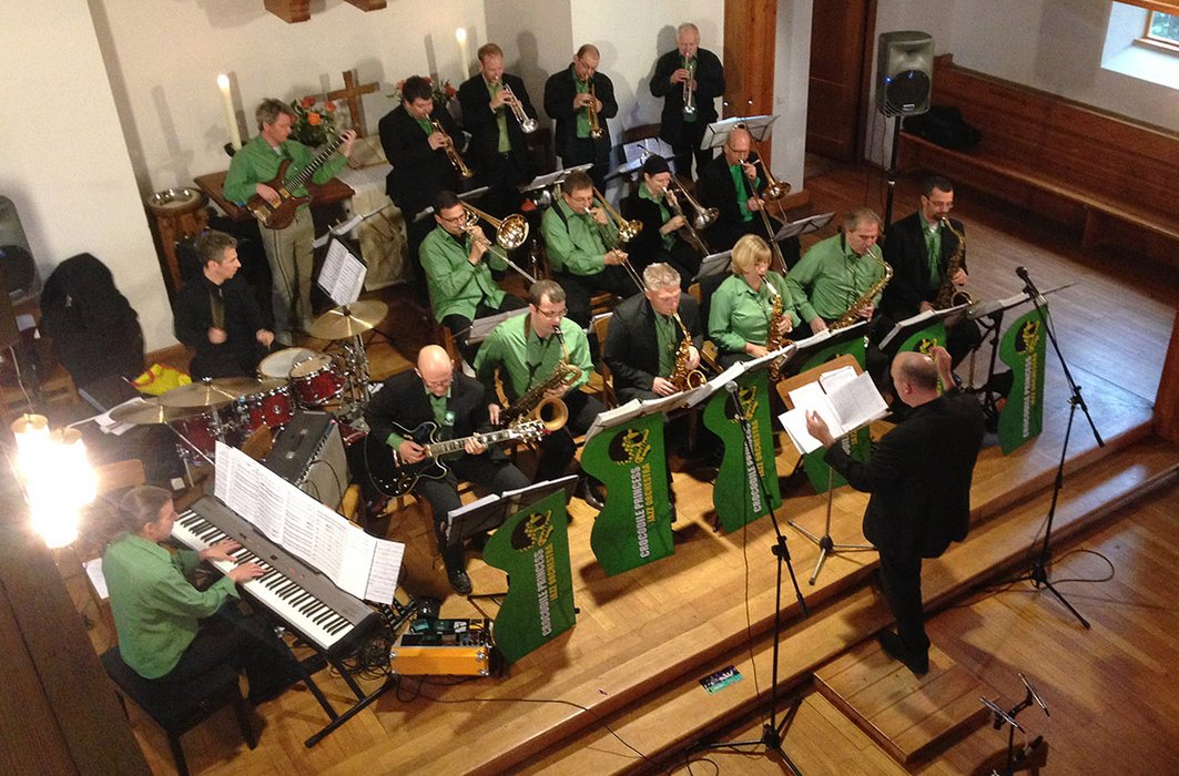 Blick von der Empore auf ein Orchester, das in der Kirche spielt