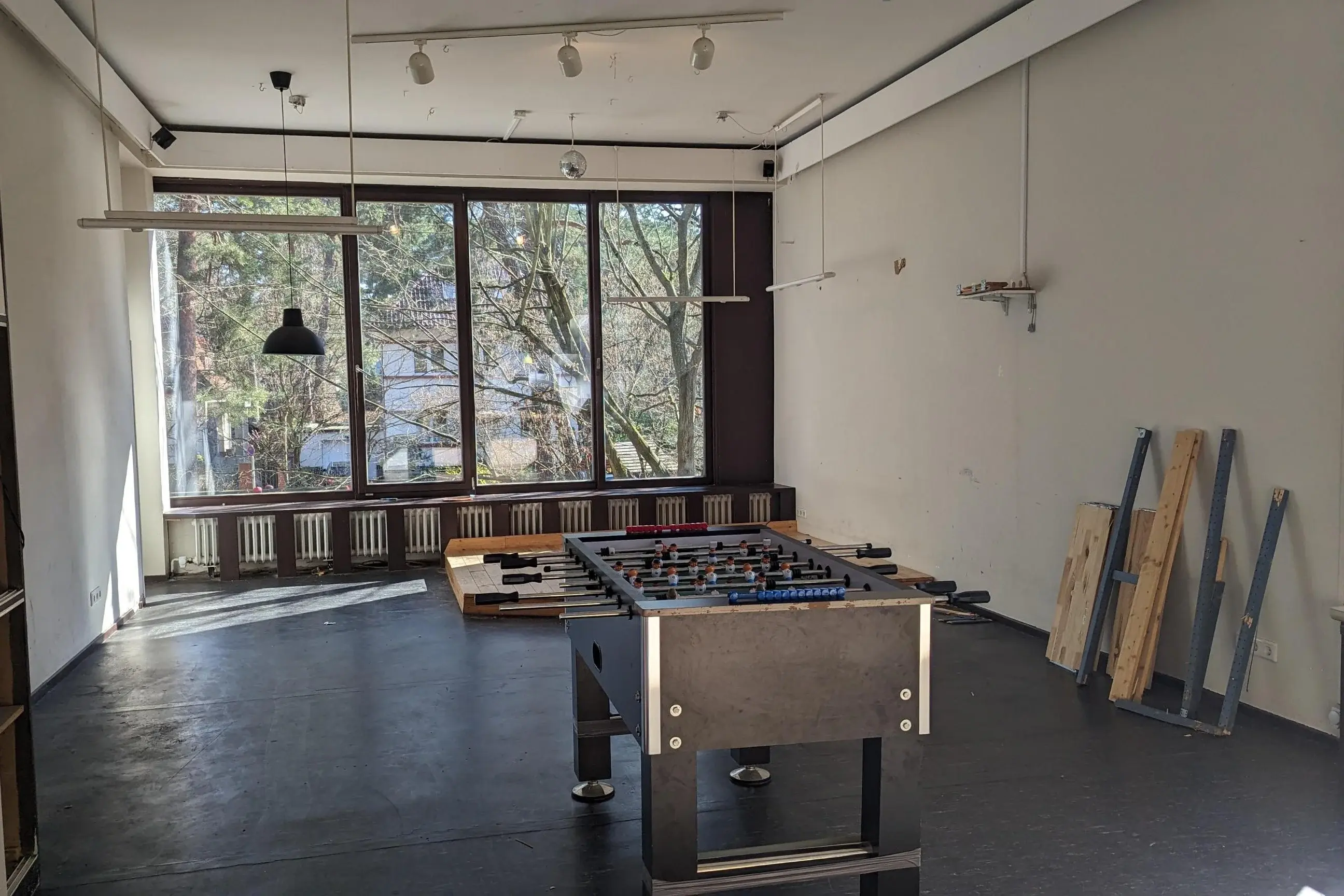 Ein Tischkicker steht in der Mitte des leergeräumten Cafés