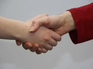 Zwei Hände, die sich gegenseitig die Hand reichen