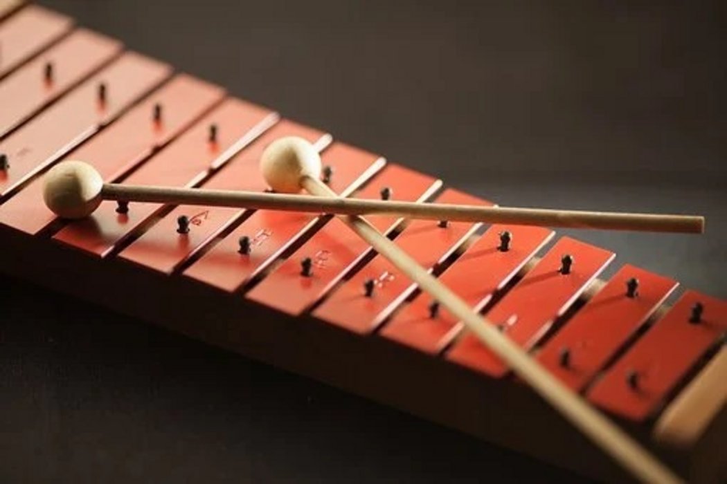 ein rotes Glockenspiel mit zwei Schlägeln