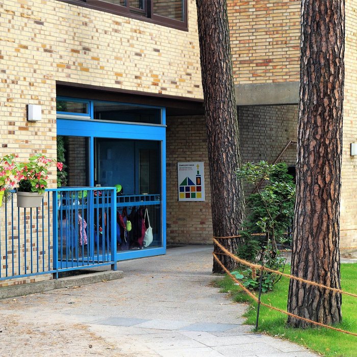 Die blaue Eingangstür des Kindergartens