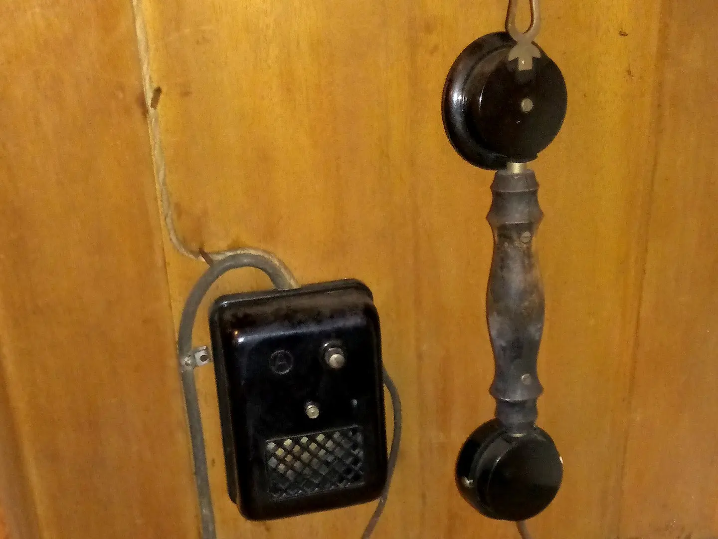 Sprechanlage aus dem Baustoff Bakelit bestehend aus einem kleinen Gehäuse und einer Sprech- und Höreinheit, die einem klassischen Telefonhörer ähnelt.