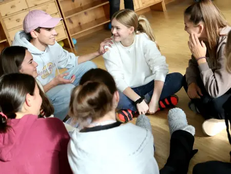 Jugendliche sitzen zusammen