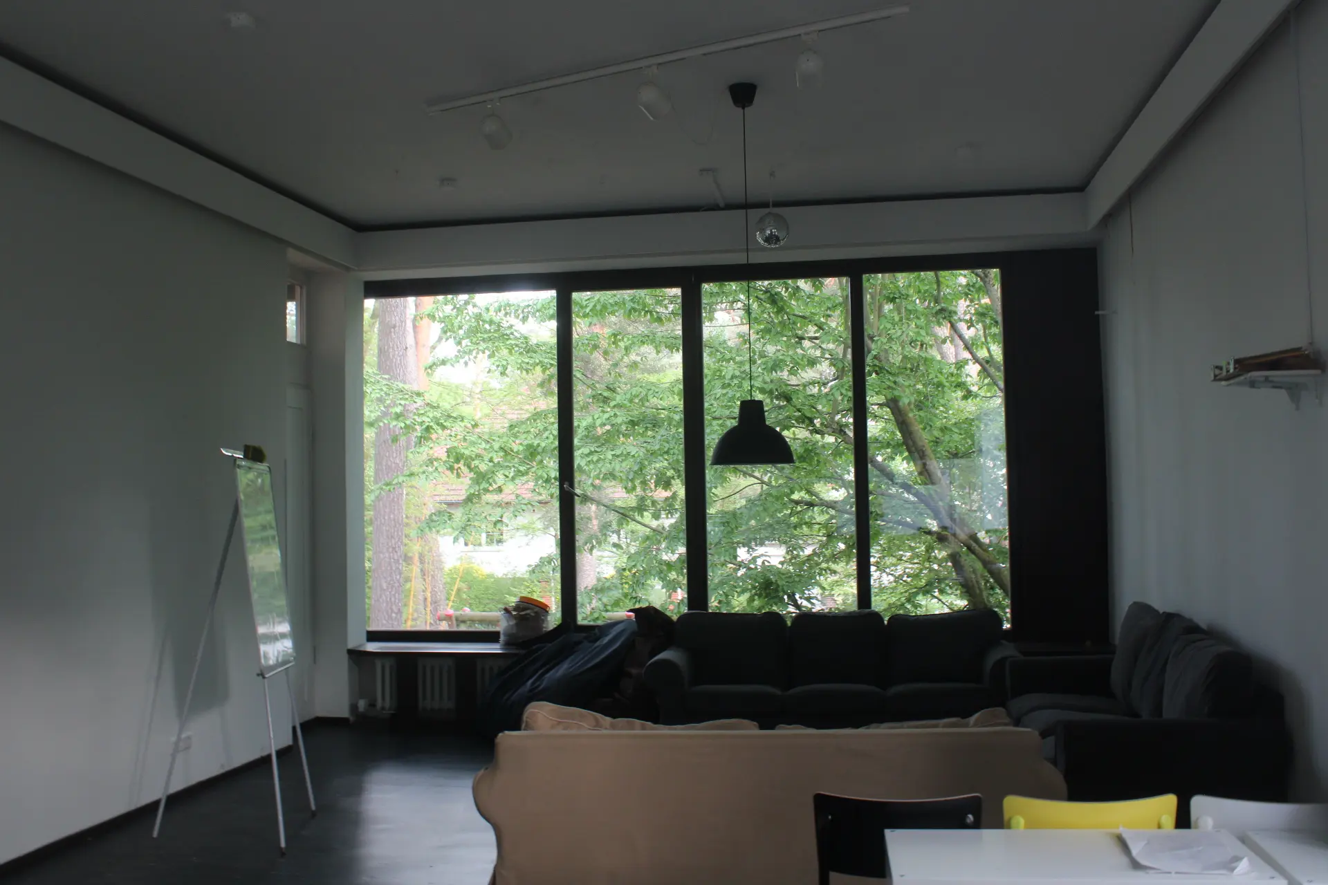 Blick in den im Umbau befindlichen Café-Raum Richtung Fenster