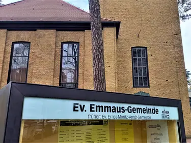 Die Kirche von außen mit dem Schild