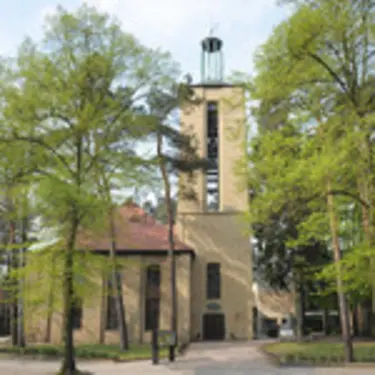 Die Emmaus Kirche von vorne mit Blick auf die Tür