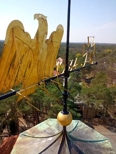 Die Turmbekrönung mit goldenem Adler und Kreuz auf der Spitze des Kirchenturmes