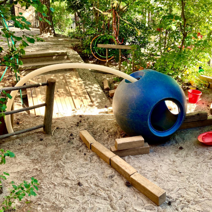 mehrere Spielsachen die draußen auf dem Boden liegen