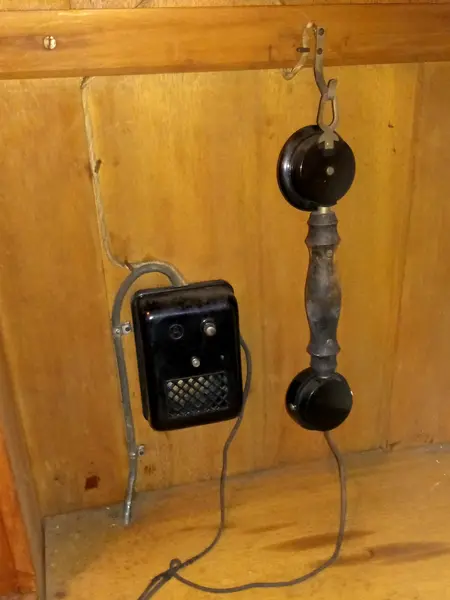 Sprechanlage aus dem Baustoff Bakelit bestehend aus einem kleinen Gehäuse und einer Sprech- und Höreinheit, die einem klassischen Telefonhörer ähnelt.