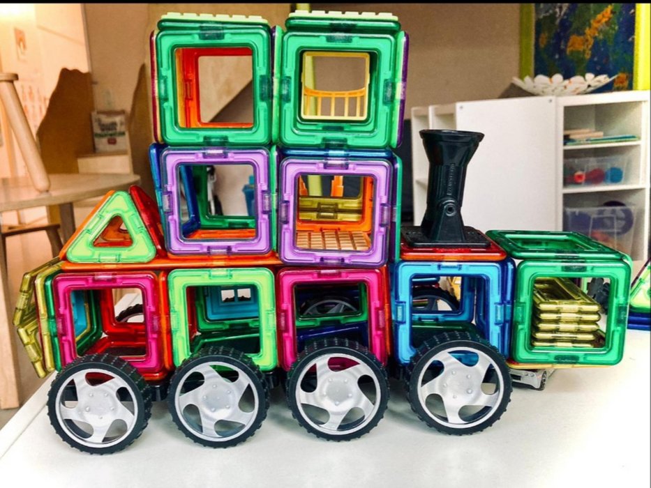 Ein Zug aus Konstruktionsspielzeug aus Würfeln und Pyramiden gebaut