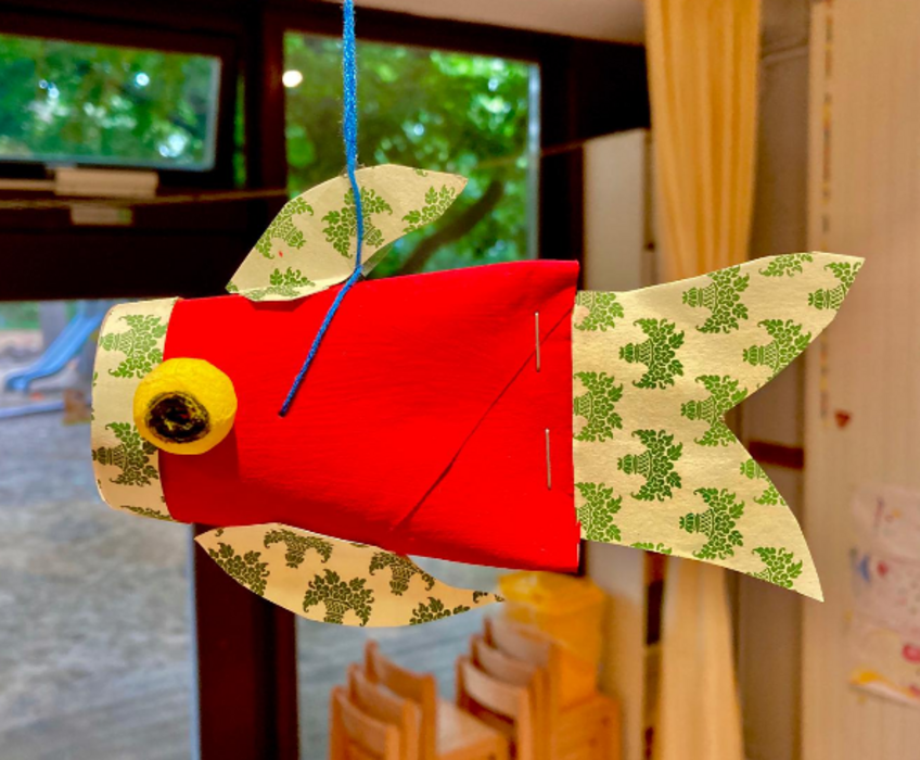 ein gebastelter Fisch aus buntem Papier