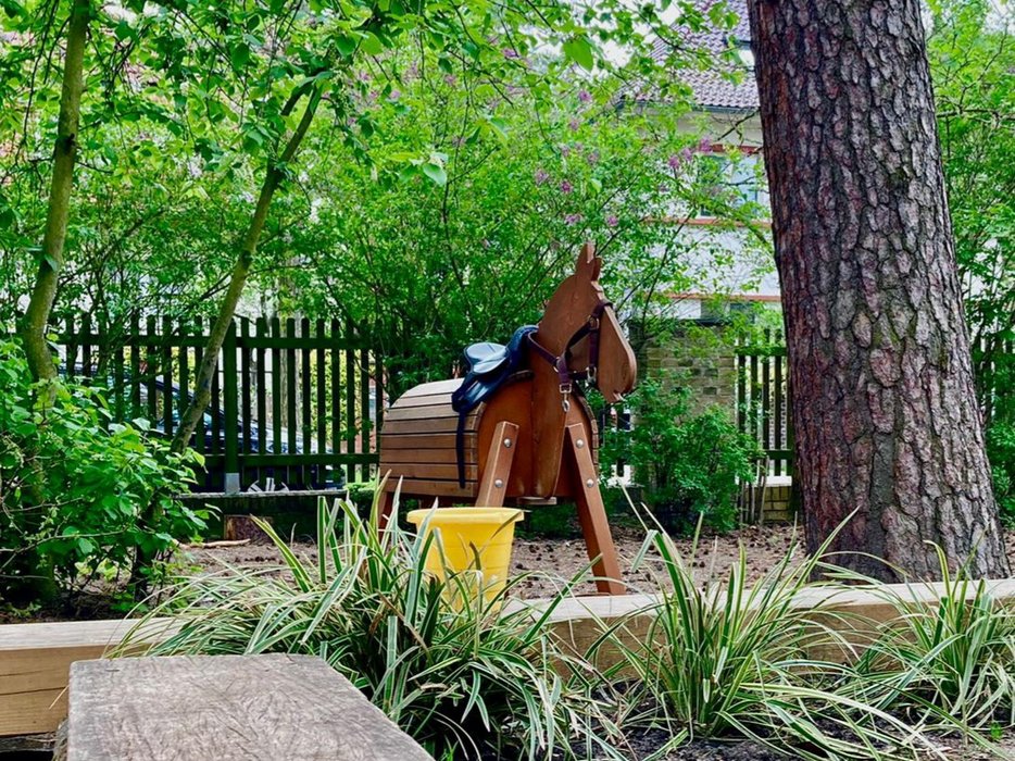 großes Holzpferd im Außengelände des Kindergartens