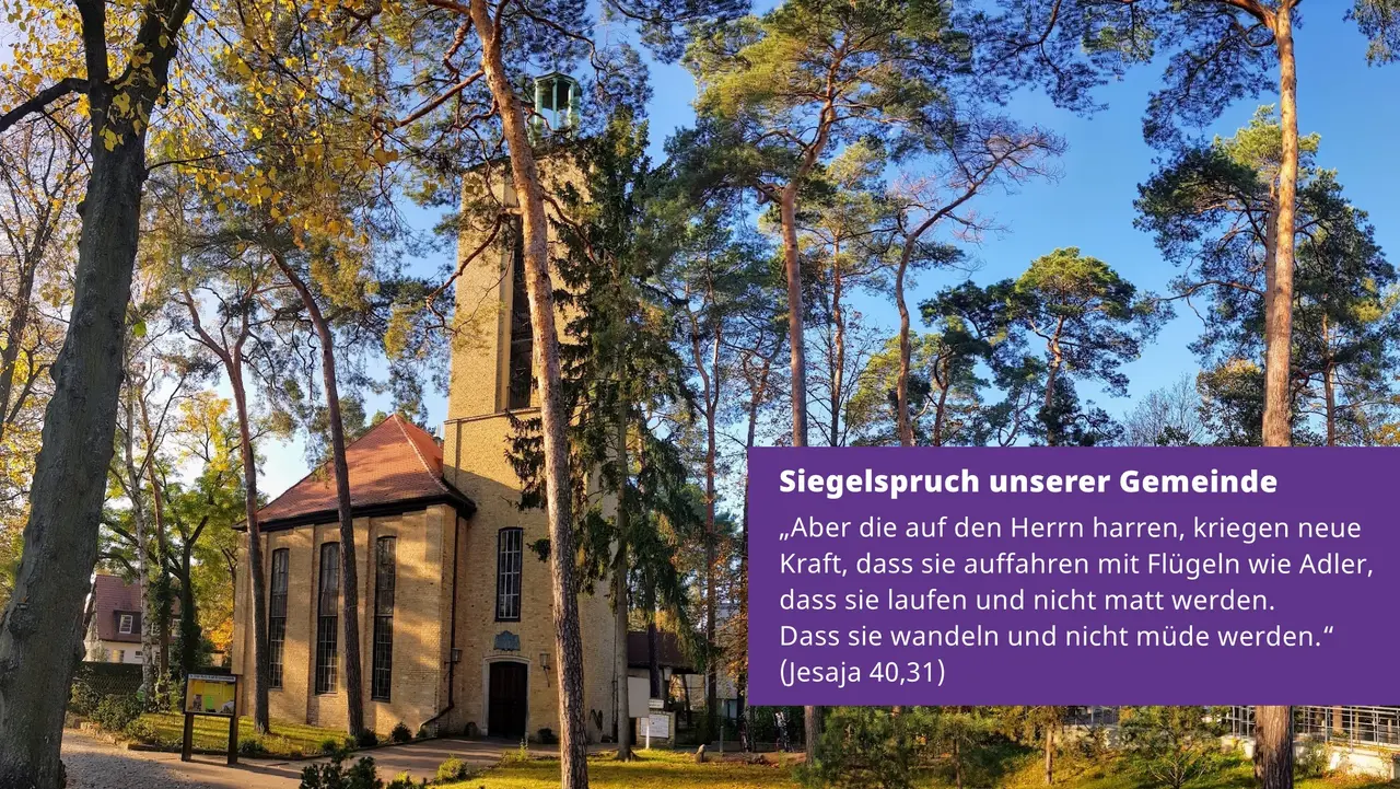 Das Kirchengebäude der Emmaus-Gemeinde Zehlendorf unter Kiefern-Bäumen