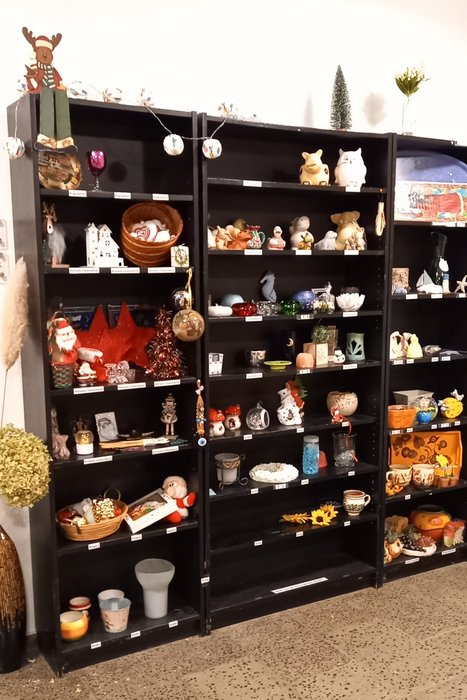 Zu verkaufende Gegenstände aller Art in Regalen