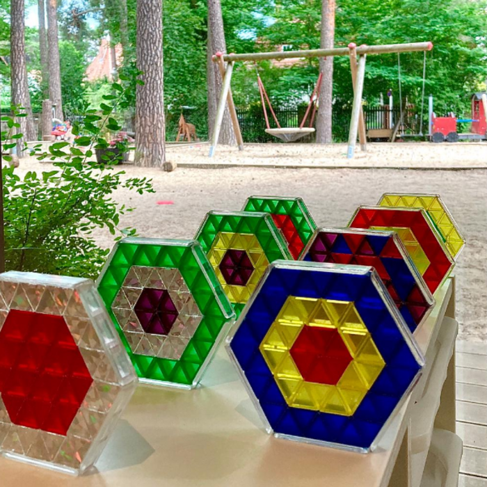 Bunte Sechsecke stehen auf einem Tisch