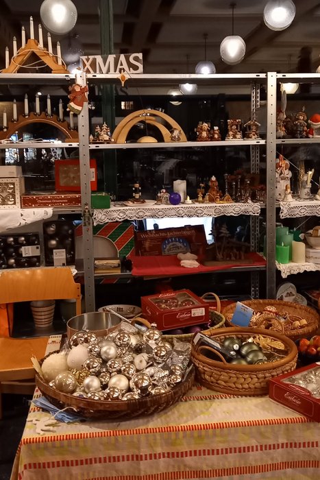 Weihnachtsschmuck liegt in einem Regal