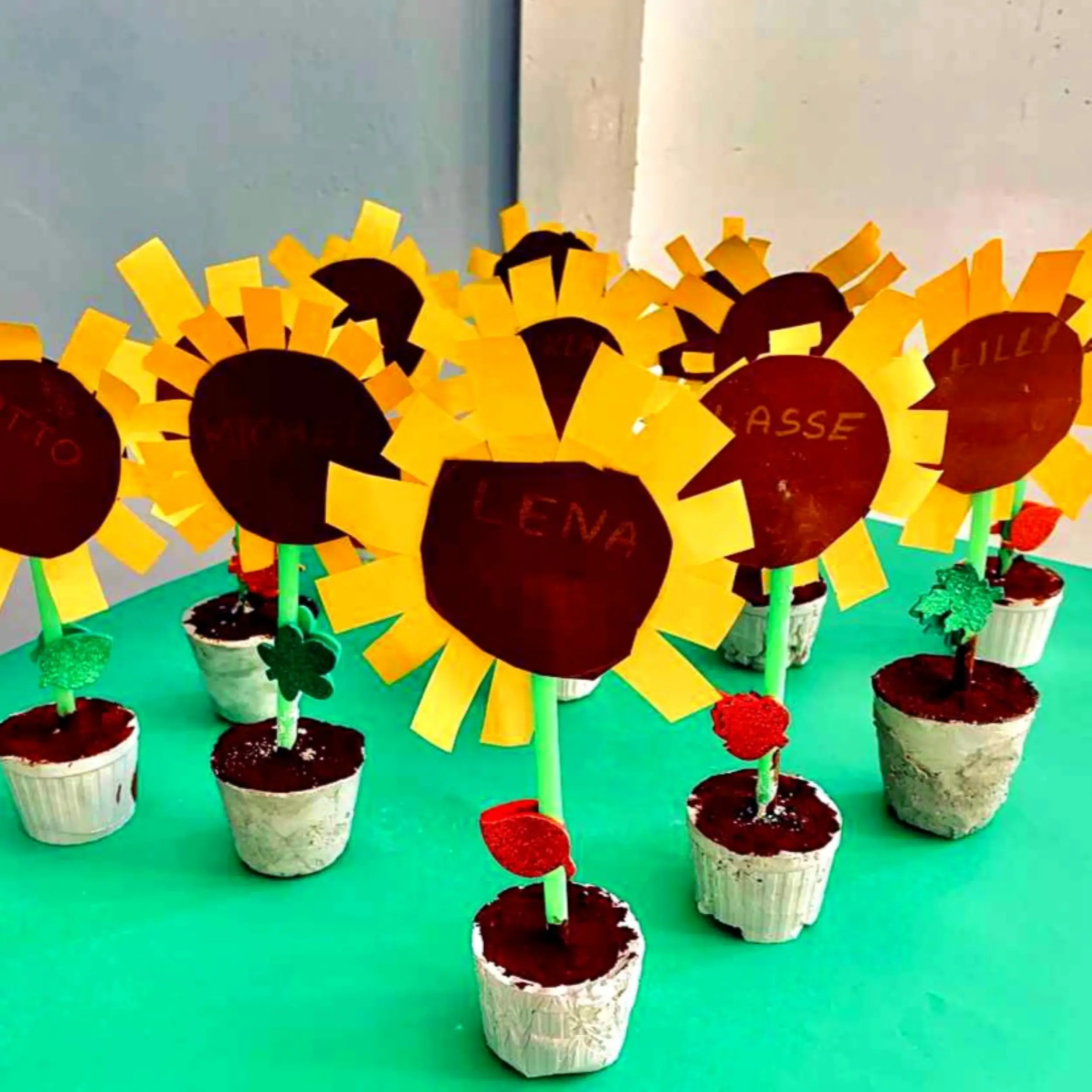 Gebastelte Sonnenblumen aus Papier