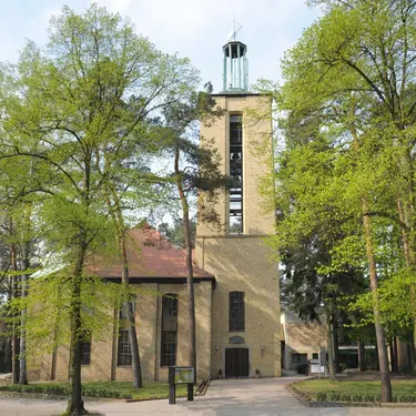Die Emmaus Kirche von draußen mit Blick auf die Tür
