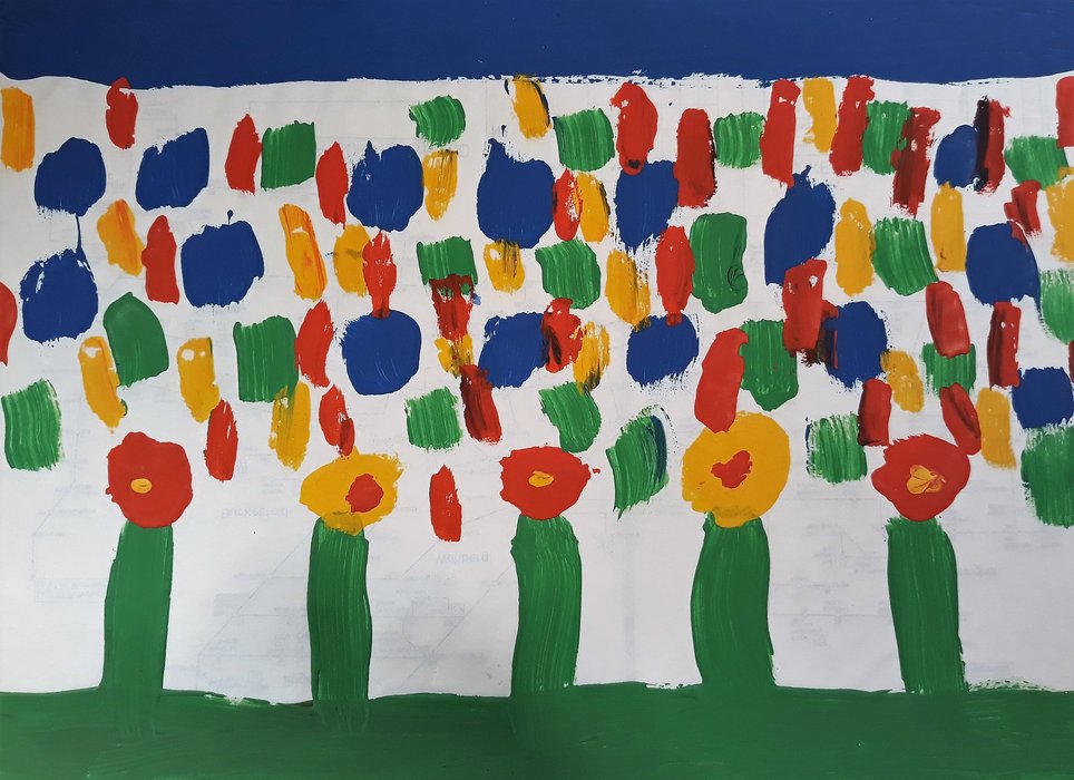 Ein gemaltes Kinderbild mit Blumen auf einer Wiese