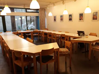 Zimmer mit Tischen und Stühlen, an denen der Gemeindekirchenrat immer tagt.